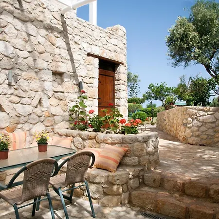 Artemis Village & 4* Stavrós